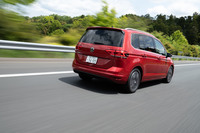 新エンジンを搭載した「ゴルフ トゥーラン」（ガソリン車）のカタログ燃費は14.7km/リッター（WLTCモード）。今回の試乗では、車載計の計測値で12.7km/リッターの実燃費を記録した。