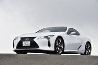 エクステリアデザインは流麗なだけではない。空気抵抗の低減や走行安定性の確保、揚力の抑制など、さまざまな空力的処理が織り込まれている。