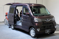 乗用モデルの「アトレーワゴン」（写真は福祉車両の「アトレー スローパー“SA III”リアシートレス仕様」）。