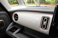 手曲げの塗装鉄板のようなツヤと潤いを表現したというカラーパネル。ディーラーオプションで他の色も選べる。