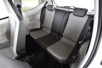 後席の定員は2人。センターの前方に、カップホルダーがひとつ用意される。