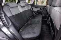 ホイールベースが20mm延長されたことにより後席居住空間が拡大。背もたれは40：20：40の分割可倒式となる。