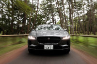 前後にモーターを搭載した電動4WDと、従来モデルとはまったく異なるパワートレインを持つ「I-PACE」だが、他のジャガーに乗ったときと同質の喜びをもたらしてくれる点が実に不思議で、面白い。