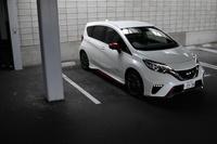 「ノート」の「NISMO」シリーズには、テスト車の「ブリリアントホワイトパール」をふくむ、全5色のボディーカラーが用意される。