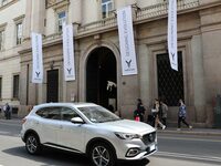 ヴォヤーの会場前を、別の中国系プレミアムブランド、MGが走る。