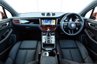 コックピット周辺は、「ハイテクとクラシックスポーツカーの融合」をテーマにデザインされている。日本仕様車は右ハンドルのみとなる。