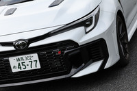 フロントグリル下部にブレーキを冷却するためのダクトを新設。走行中、フロントブレーキローターに直接風を導いてローターの温度上昇を抑制し、冷却効果を向上させる。