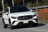 「スポーツマックス ラックス」には、通常はやや丸みを帯びているトレッド中央の断面形状を、よりフラットなものとした特殊なプロファイルが採用されている。これにより接地面を広くとり、旋回時にも高いグリップ力を確保するのだ。