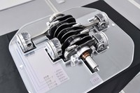新開発「CB18」ユニットのピストンとコンロッド、クランクシャフト。新型の1.8リッターエンジンは先代の1.6リッターエンジンに比べロングストローク型になっている。