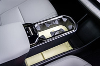 収納スペースの多さも「EX30」譲りとなる美点。カップホルダーが内蔵されるセンターコンソールはスライド式で、使わないときはアームレストに格納できる。アームレストの手前にパワーウィンドウとドアロック／アンロックのスイッチを集中配置している。