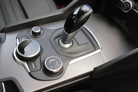 センターコンソールに備わるレバー式のシフトセレクター。「ジュリア」にはいずれのグレードでもトルコン式の8段ATが搭載される。