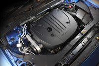 「B5」に搭載される2リッターターボエンジン。「B6」ともども、エンジンブロックやシリンダー、吸排気系、制御系……と、「T5／T6」のものより全面的な改良が加えられた。