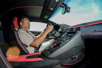 サーキットにて「アヴェンタドールSVJ」の動力性能を確かめる筆者。