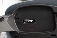 今回のテストでは440km余りを走行。満タン法、車載燃費計とも7.6km/リッターの燃費を記録した。フューエルリッドの内部には「BMW MはShellクオリティーの燃料を推奨する」旨が書かれている。