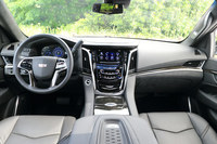 上級グレード「プラチナム」のインストゥルメントパネルまわり。「エスカレード」には外装色に応じて、「ジェットブラック」（写真）と「トスカナブラウン」の2色の内装色が用意されている。