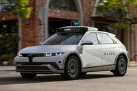 ウェイモはヒョンデとも協業。2025年には「アイオニック5」をベースとした自動運転タクシーの実証運行が始まるという。