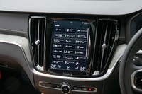 インパネセンターには縦長の9インチタッチスクリーンが備わる。エアコンのセッティングなどもこれを介して操作する。