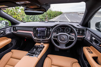 インストゥルメントパネルのデザインは、従来型から大きな変更はない。写真のインテリアカラーはアンバーとチャコールのコンビネーションで、ダッシュボードに天然ライムウッド（マット仕上げ）を用いた「リニアライムアルミパネル」が組み込まれている。