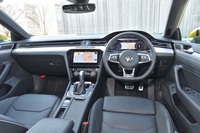 ダッシュボードのデザインは「パサート」に準ずるもの。アルミのデコラティブパネルなどでスポーティーな要素が追加されている。