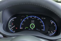 メーターパネルは、オプティトロンメーターと7インチのカラーディスプレイで構成される。今回の試乗車「ハイブリッドZ」にはヘッドアップディスプレイも備わる。