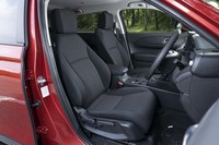 シート表皮はブラック一色に見えるが、実際にはわずかにホワイトの糸も織り込まれている。ホームインテリアのような雰囲気を目指したという。