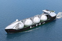 将来、水素導入量が拡大した場合、国内だけでなく海外からも大量の水素を調達する必要が出てくる。その点、川崎重工業は船舶を使って液化水素を輸送するノウハウを有しており、トヨタも2025年代半ばには、川崎重工業の大型液化水素運搬船（写真）が運ぶ水素を使用する計画を立てている。