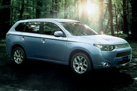 日本におけるPHEVの火付け役となった「三菱アウトランダーPHEV」。2012年9月にパリモーターショーで世界初公開された。