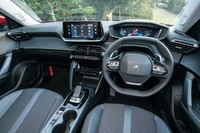 ステアリングホイールよりも上にメーターをレイアウトした「iコックピット」は3D表示のデジタルメーターを備えた「3D iコックピット」に進化した。