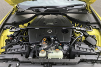 「スカイライン400R」にも採用されている3リッターV6ターボエンジンは、最高出力405PS/6400rpm、最大トルク475N・m/1600-5600rpmを発生。今回の試乗車は6段MTだったが、9段ATも選択できる。