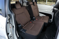 7人乗り「シエンタ」の2列目シートは、定員3人で50：50の分割式。中央に乗員が座らなければ、個々に前後スライドできる。