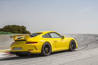 空力性能の改善と軽量化も新型における重要なテーマだ。リアまわりでは、エンジンフードとリアウイング、およびウイングサポートがカーボン製だ。