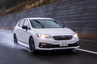 どしゃ降りの雨の中を行く。従来モデルから大幅に向上したというウエット性能が安心感をもたらす。