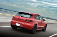 「マカンGTS」が0-100km/h加速に要する時間は5.0秒（スポーツクロノパッケージ装着車）。最高速度は256km/hと公表される。