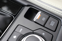 電動化により大幅な省スペース化を実現したサイドブレーキ。インフォテインメントシステムのコントローラーも新デザインに変更された。