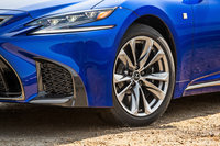 シャシーについては、“Fスポーツ”専用のブレーキや姿勢制御システムを採用。タイヤサイズは前：245/45RF20、後ろ：275/40RF20の前後異サイズとなる。