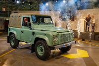 工場をラインオフする、最後の先代「ディフェンダー」。新型とのデザインの違いに注目。