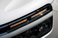 細長いポジションランプはウインカーとしても機能する。