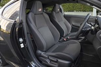 ファブリックで仕立てられたスポーツシート。最上級グレード「RS“ハイパフォーマンス”」のものは、合成皮革とスエード表皮のコンビとなる。