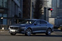 ボルボ車らしく先進安全装備も充実。世界初とされる大型動物検知機能、右折時対向車検知機能などを含む、15以上の運転支援・事故回避機能を全車に標準装備する。