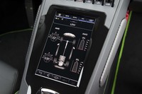 
	センターコンソールのモニターでは、4輪のトルク配分と4輪操舵システムの舵角を確認することができる。
	