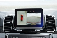 リバースギアを選択すると、インパネ中央の8インチワイドディスプレイに「360°カメラシステム」による車両の周囲の映像が映し出される。左が画像合成によるトップビューで、右がバックカメラの映像。