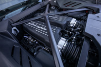 2016年10月にニュルブルクリンク北コースで当時量販車最速となる6分51秒01をマークした「ペルフォルマンテ」譲りとなる最高出力640PSの自然吸気V10エンジンをリアミドに搭載。