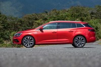 ボディーの全長はハッチバックよりも240mm長い4635mm。本国フランスでは「スポーツツアラー」ではなく「エステート」と名乗っている。