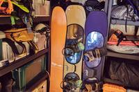 こちらはスノーボードコーナー。ウインタースポーツ用のクルマは札幌のガレージにあるという。入川氏いわく「クルマは遊びの数だけ増えていく」