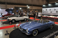 
	メルセデス・ベンツもブースを出展。展示テーマは「SLの系譜」で、手前から1963年「190SL」（W121）、1984年「380SL」（R107）、1990年「500SL」（R129）、そして2016年「SL400」（R231）の4世代のSLを展示した。
	
