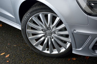 セットオプション「S lineスポーツパッケージ」をセレクトしたテスト車には、15スポークの18インチアルミホイール（写真）が装着されていた。