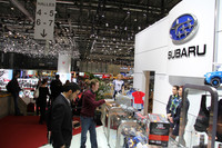 スバルのグッズコーナーは、日本ブランドのなかでは毎年群を抜く人気だ。プレスデイでも足を止める人がワンサカ。