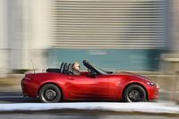 現行型「ロードスター」はフロントウィンドウの位置や形状を工夫することで、乗車スペースへの不快な風の吹き込みを抑制。ウインドリフレクターを立てれば、さらに空気の流入を抑えることができる。