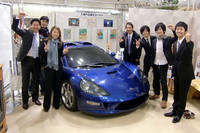 車両開発にあたる、グリーンロードモータースの代表取締役社長 小間裕康氏（写真左端）とスタッフの面々。今後は、「トミーカイラZZ II」（写真）についてもEV仕様が誕生する予定だ。