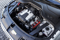 スーパーチャージャー付き3リッターV6エンジンは、従来の3.2リッターモデルと比べ30psアップの290psを発生。10・15モード燃費は9.2km/リッターで、約15％燃費が向上したという。